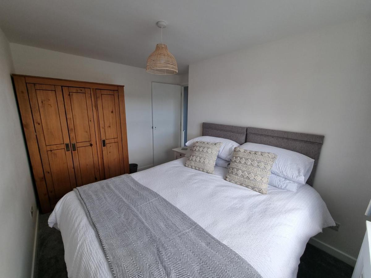 Апартаменты Hightide - 2 Bed With Parking, Balcony & Sea View. Суонидж Экстерьер фото