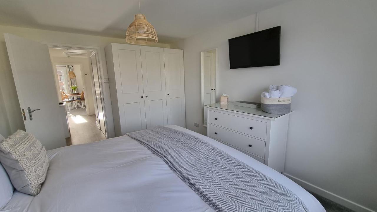 Апартаменты Hightide - 2 Bed With Parking, Balcony & Sea View. Суонидж Экстерьер фото