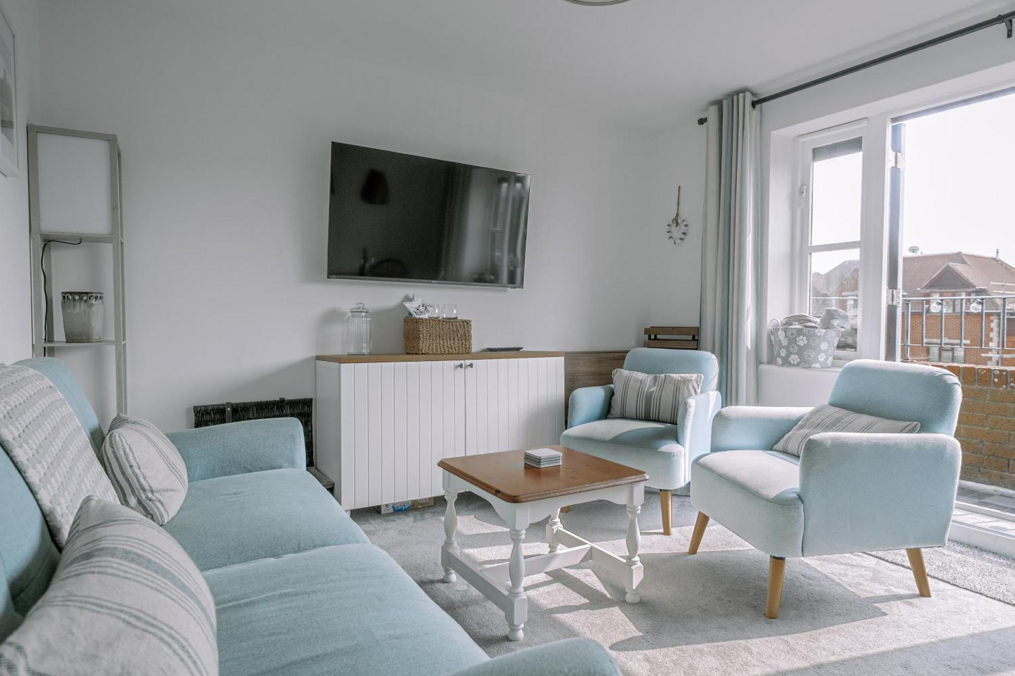 Апартаменты Hightide - 2 Bed With Parking, Balcony & Sea View. Суонидж Экстерьер фото