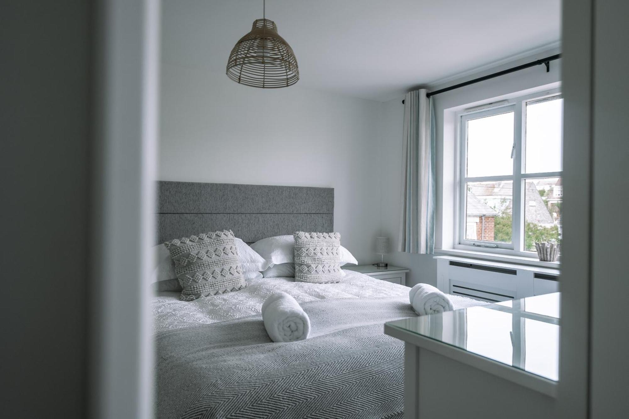 Апартаменты Hightide - 2 Bed With Parking, Balcony & Sea View. Суонидж Экстерьер фото