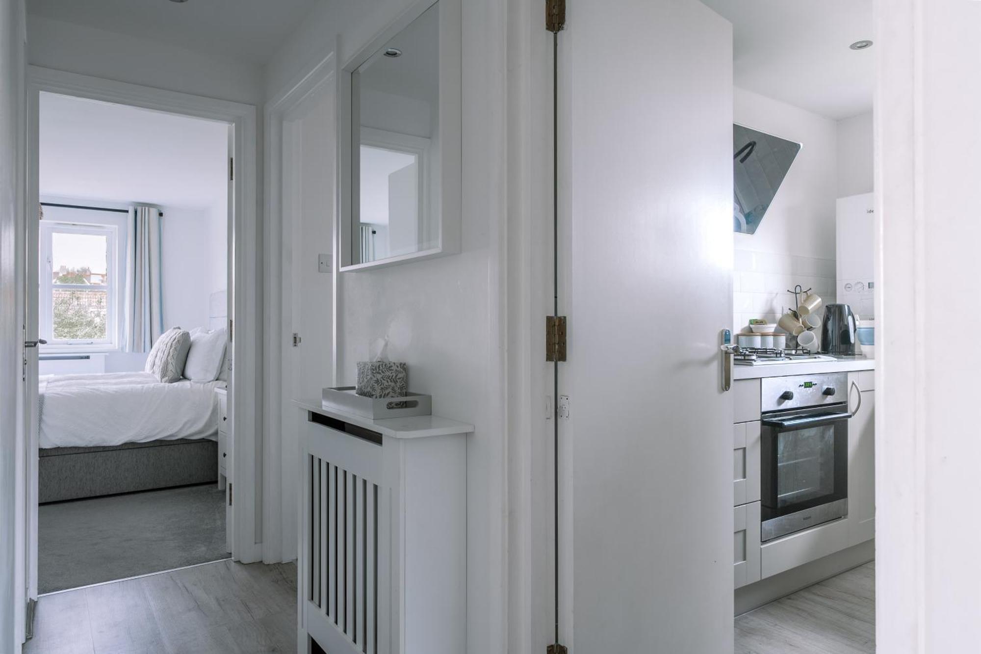 Апартаменты Hightide - 2 Bed With Parking, Balcony & Sea View. Суонидж Экстерьер фото